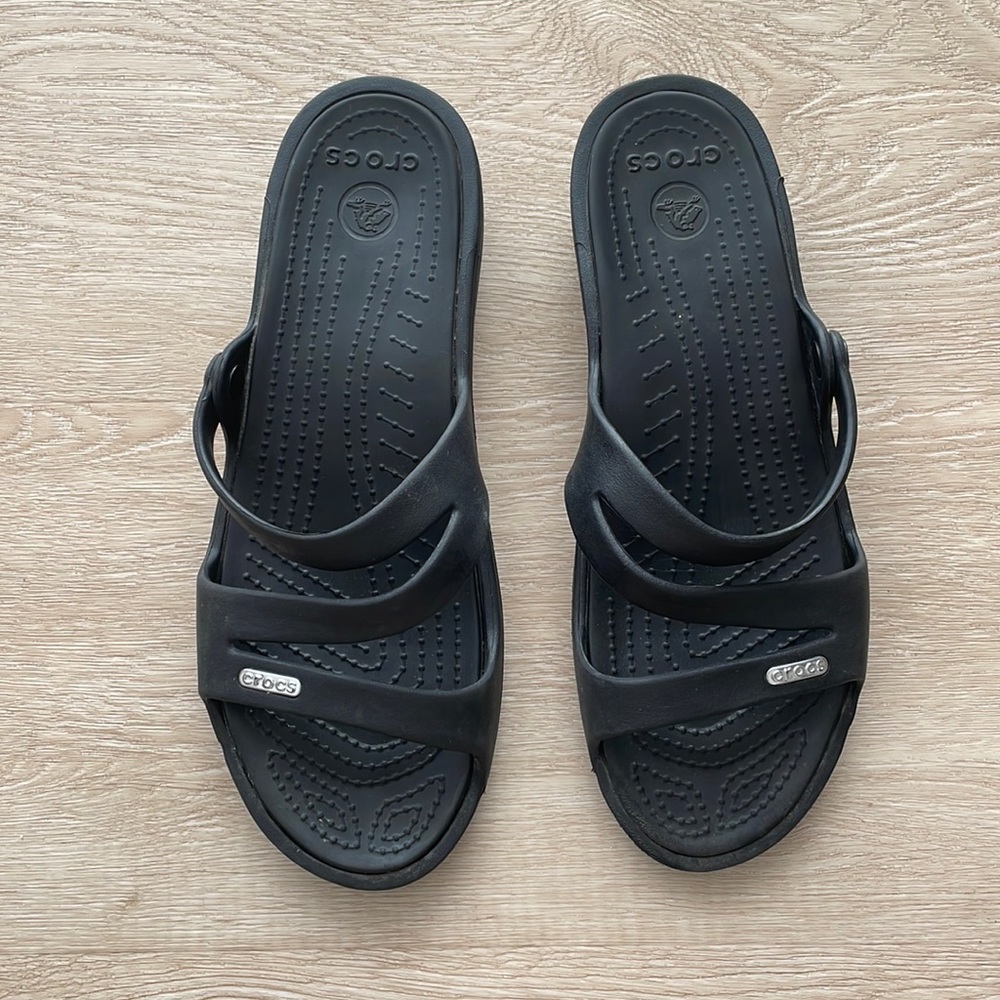 Croc’s Strappy Wedge